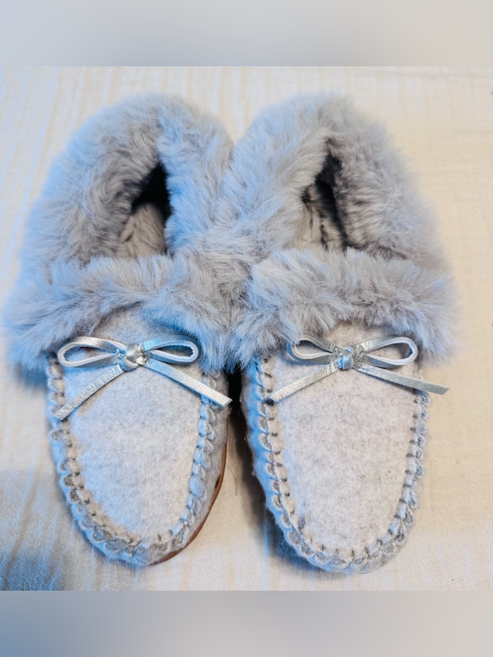 J.Crew Faux Shearling Moccasin Slippers Gray Silver Bow Size 7 BU525